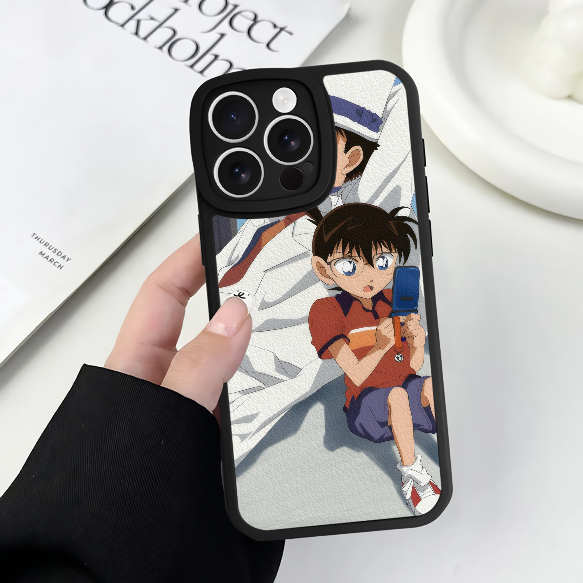 （画像用） 名探偵コナン Detective Conan 【iPhone 16シリーズ対応】シリコンスマホケース（レザー調） 材質：シリコン
